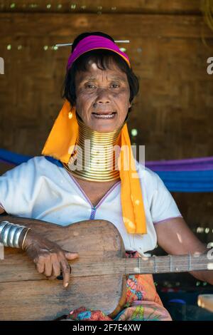 Donna della tribù Kayan che suona chitarra e canto, Loikaw, Myanmar Foto Stock