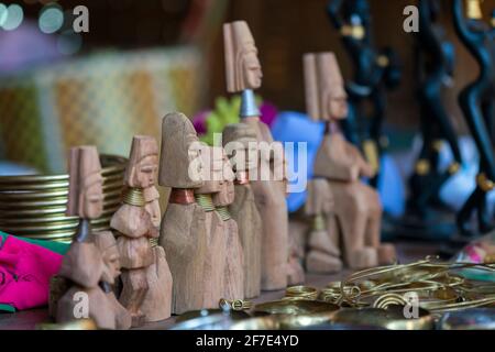 Figurine di legno che ritraggono le donne di Kayan, vicino a Loikaw, Myanmar Foto Stock