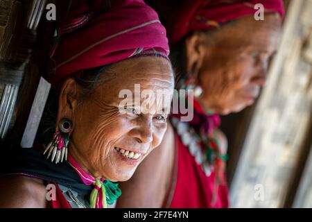 Ritratto di sorridente donna Kayah senior, vicino a Loikaw, Myanmar Foto Stock