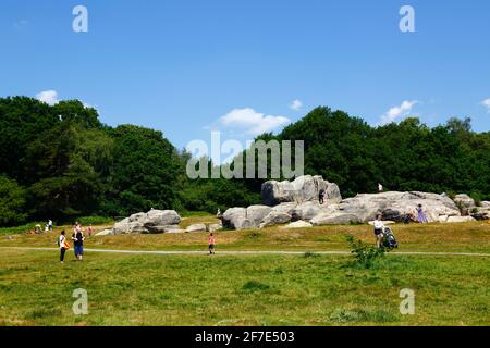 Le persone che si godono una giornata estiva a Wellington Rocks su Tunbridge Wells Common, Royal Tunbridge Wells, Kent, Inghilterra Foto Stock