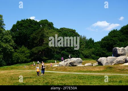 Le persone che si godono una giornata estiva a Wellington Rocks su Tunbridge Wells Common, Royal Tunbridge Wells, Kent, Inghilterra Foto Stock