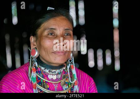 Ritratto di donna della tribù Kayaw, vicino a Loikaw, Myanmar Foto Stock