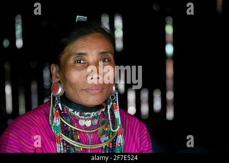 Ritratto di donna sorridente della tribù Kayaw, vicino a Loikaw, Myanmar Foto Stock