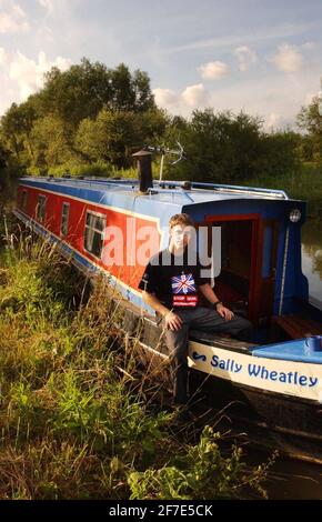 BRENDAN COX SULLA SUA CANAL BOAT NR OXFORD.7/7/03 PILSTON Foto Stock