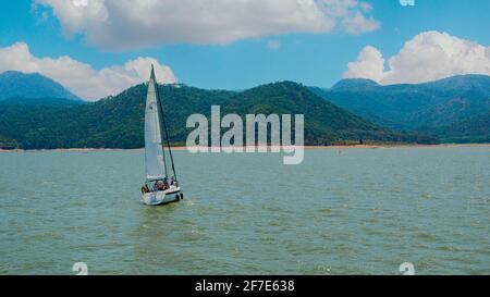 Messico, Valle de Bravo 26 marzo 2021, una barca a vela che si affaccia sulle acque del lago una bella composizione con lo sfondo Foto Stock