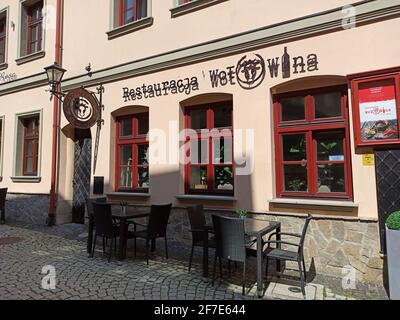 BIELSKO-BIALA, POLONIA - 13 MAGGIO 2019: Un ristorante di carne situato su un vicolo con vecchi affittuari nella piazza del mercato nel centro di Bielsko-Biala, UE Foto Stock