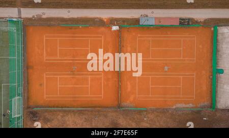 Piccolo campo da tennis ricreativo amatoriale visto dall'alto. Foto Stock