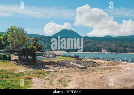 Messico, Valle de Bravo 26 marzo 2021, Vista della costa del lago in una giornata di sole Foto Stock