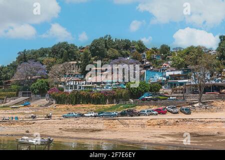 Messico, Valle de Bravo 26 marzo 2021, Vista della costa del lago in una giornata di sole Foto Stock