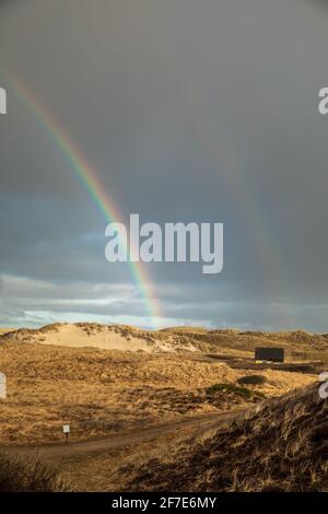 Dune di sabbia e Double Rainbow sulla piccola Beach House in Danimarca Foto Stock