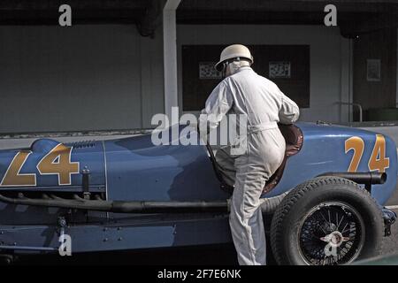 Preparatevi a correre con 1932 Graham 8 Lucenti Indy al Montlhery Revival , Linas , Francia Foto Stock