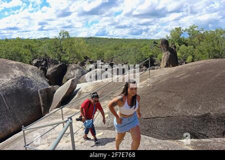 E' un po' di scalata in alcune parti dei sentieri escursionistici del Parco Naturale della Gola di granito fuori da Mareeba ad Arriga, nell'estremo Nord del Queensland Australia Foto Stock