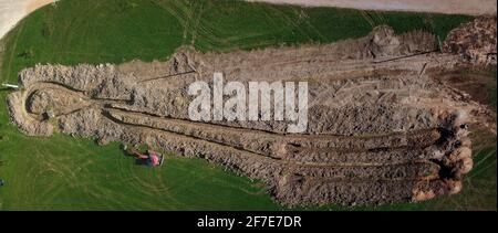 Vista aerea del drone del pozzo o trincea del collettore di riscaldamento geotermico nel terreno. Scavo di fossati o buchi per scambiatore di calore termico per una casa. OU Foto Stock