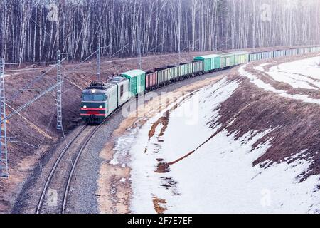 Trasporto merci lungo il treno si avvicina alla stazione. Foto Stock