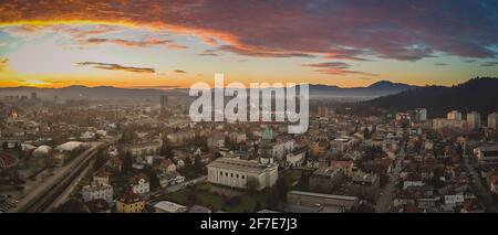 Bellissimo panorama aereo di Lubiana, Slovenia al mattino presto, proprio intorno all'alba di dicembre, con nebbia e nebbia ancora visibili che si innalzano da Th Foto Stock