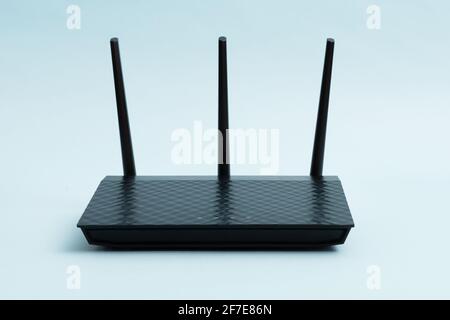 Primo piano Wi-Fi del router. Modem Internet veloce. Rete wireless o cablata Foto Stock