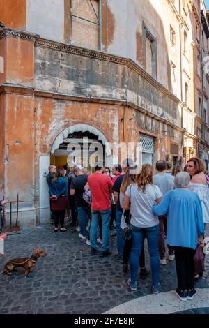 Persone schierate di fronte a Pasticceria il Boccione, panetteria Kosher, pasticceria, quartiere ebraico, Roma, Italia Foto Stock