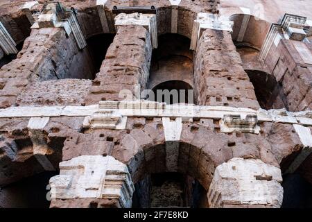 Edifici dell'antica Roma, via del foro Piscario, dettaglio del Teatro Marcello, colonne del Teatro Marcello, Roma, Italia. Foto Stock