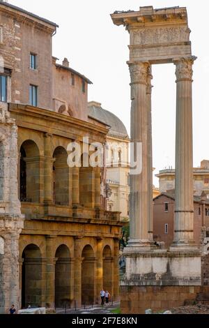 Edifici dell'antica Roma, via del foro Piscario, Tempio di Apollo Sosiano, Tempio di Apollo Sociano e Teatro di Marcello, Roma, Italia. Foto Stock