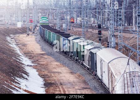 Trasporto merci lungo il treno si avvicina alla stazione. Foto Stock