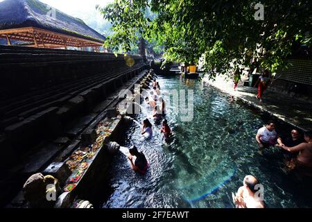 I balinesi si purificano al bagno purificante del tempio Tirta Empowerl di Bali, Indonesia. Foto Stock