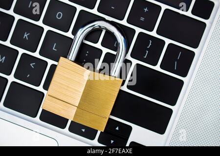 Vista dall'alto di un blocco sulla tastiera di un computer. Concetto: Sicurezza informatica, protezione dei sistemi informatici e delle reti dalla divulgazione delle informazioni. Foto Stock