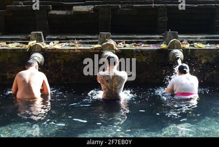 I balinesi si purificano al bagno purificante del tempio Tirta Empowerl di Bali, Indonesia. Foto Stock