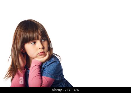 giovane ragazza di quattro anni, guardando uno spazio di copia con un contenuto neutro di faccia nello sguardo ad un grande spazio di copia. concetto di pubblicità commerciale Foto Stock