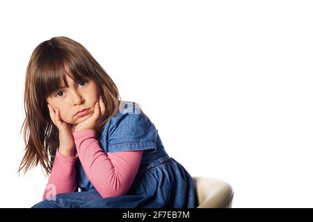 Caucasica giovane ragazza di quattro anni, guardando uno spazio di copia con un contenuto neutro di faccia nello sguardo ad un grande spazio di copia. Pubblicità commerciale conce Foto Stock