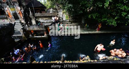 I balinesi si purificano al bagno purificante del tempio Tirta Empowerl di Bali, Indonesia. Foto Stock