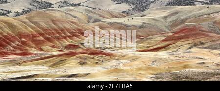 Titolo: Painted Hills, un punto di riferimento geologico naturale, una delle meraviglie naturali dello stato dell'Oregon, USA Foto Stock