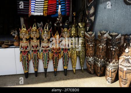 Maschere balinesi tradizionali vendute come souvenir a Ubud, Bali, Indonesia. Foto Stock