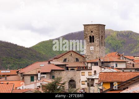 Piccolo borgo in Toscana. Ston. E case e tetti in tegole in Italia. Città medievale in montagna. Foto Stock