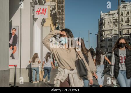 Madrid, Spagna. 06 Aprile 2021. Colpito dal coronavirus, H&M ha annunciato un forte adeguamento sul mercato spagnolo. La società svedese di distribuzione della moda, la seconda al mondo per fatturato dopo Inditex, ha annunciato ieri la sua intenzione di avviare un file di regolamento sull'occupazione (ERE) in Spagna, che avrà un'incidenza massima di 1,100 dipendenti; che rappresenta circa il 17% della sua forza lavoro totale di circa 6,200 lavoratori tra negozi e magazzini. (Foto di Alberto Sibaja/Pacific Press) Credit: Pacific Press Media Production Corp./Alamy Live News Foto Stock