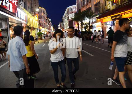 La vivace strada pedonale Zhongshan Lu a Xiamen, Cina. Foto Stock