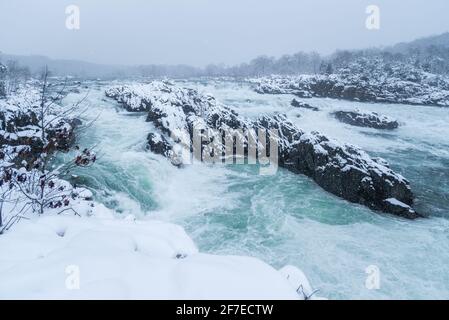 Una suggestiva scena innevata del fiume Potomac al Great Falls Park nella Virginia del Nord. Foto Stock