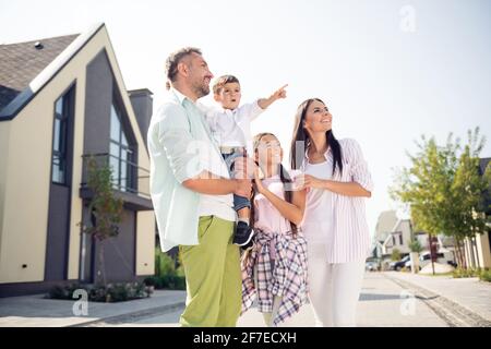 Profilo ritratto di grande positivo famiglia ragazzo indicare il dito lontano away look interessato hanno buon umore camminare all'aperto Foto Stock