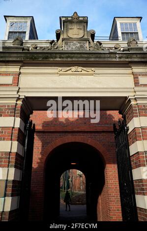 Una delle entrate del campus dell'Università di Harvard con l'incisione "Enter to Grow in Sapienza" Harvard University.Cambridge.Massachusetts.USA Foto Stock