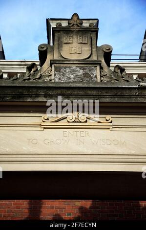 Una delle entrate del campus dell'Università di Harvard con l'incisione "Enter to Grow in Sapienza" Harvard University.Cambridge.Massachusetts.USA Foto Stock