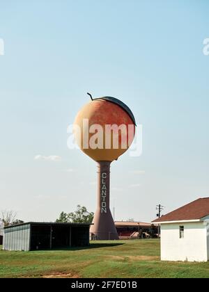 Clanton in Chilton County Alabama, Stati Uniti, ha la grande torre d'acqua di pesca che si affaccia frutteti di pesche. Foto Stock