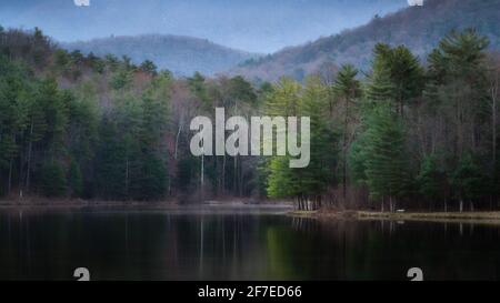 Una mattina tranquilla a Luray, Virginia, sul lago Arrowhead. Foto Stock