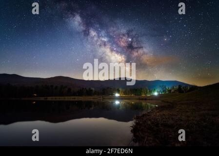 La Via Lattea che splende sul Parco Nazionale di Shenandoah in Virginia all'interno della Valle di Shenandoah una notte estiva. Foto Stock