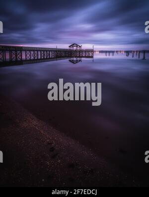 Un crepuscolo all'alba buio e in luna al Leesylvania state Park a Woodbridge, Virginia. Foto Stock