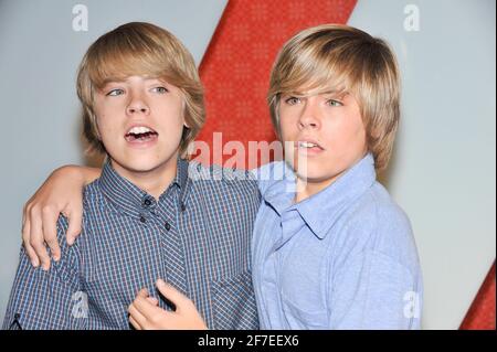 L'attore Cole Sprouse e Dylan Sprouse parteciperanno agli arrivi per il 6° party annuale Teen Vogue Young Hollywood al Los Angeles County Museum of Art il 18 settembre 2008 a Los Angeles, California. Creditit: Jared Milgrim Foto Stock
