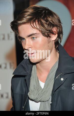 L'attore Zac Efron partecipa agli arrivi per il 6° party annuale Teen Vogue Young Hollywood al Los Angeles County Museum of Art il 18 settembre 2008 a Los Angeles, California. Creditit: Jared Milgrim Foto Stock