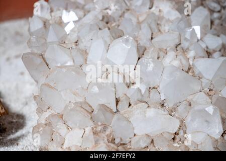 Goiania, Goias, Brasile - 02 01 2019: Druze contenente cristalli di quarzo nel museo pubblico Goiano Teacher Zoroastro Artiaga Foto Stock