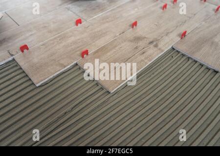 Posa di piastrelle in bagno o cucina con un materiale pratico, ma anche elegante. Le combinazioni di colori creano un'atmosfera speciale. Foto Stock