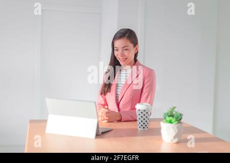 Online banking financinal ADVISOR Asian business woman lavorando da casa ufficio che fa servizio di consulenza cliente custode con videoconferenza su Foto Stock