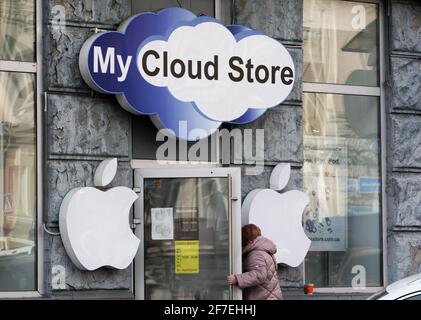 Kiev, Ucraina. 09 marzo 2021. Una donna entra in un negozio My Cloud a Kiev. (Foto di Pavlo Gonchar/SOPA Images/Sipa USA) Credit: Sipa USA/Alamy Live News Foto Stock