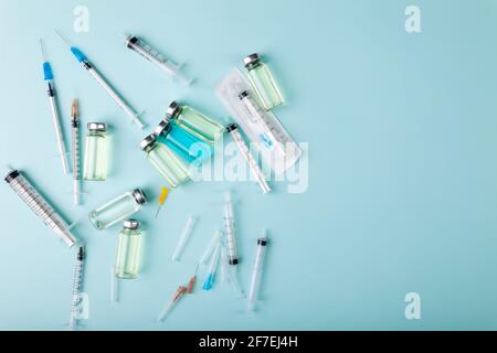 Fiale per vaccini in vetro, flaconi, siringhe, aghi, vista dall'alto Foto Stock